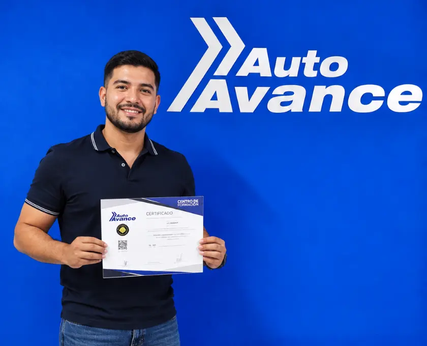 Graduado de Autoavance con su certificado