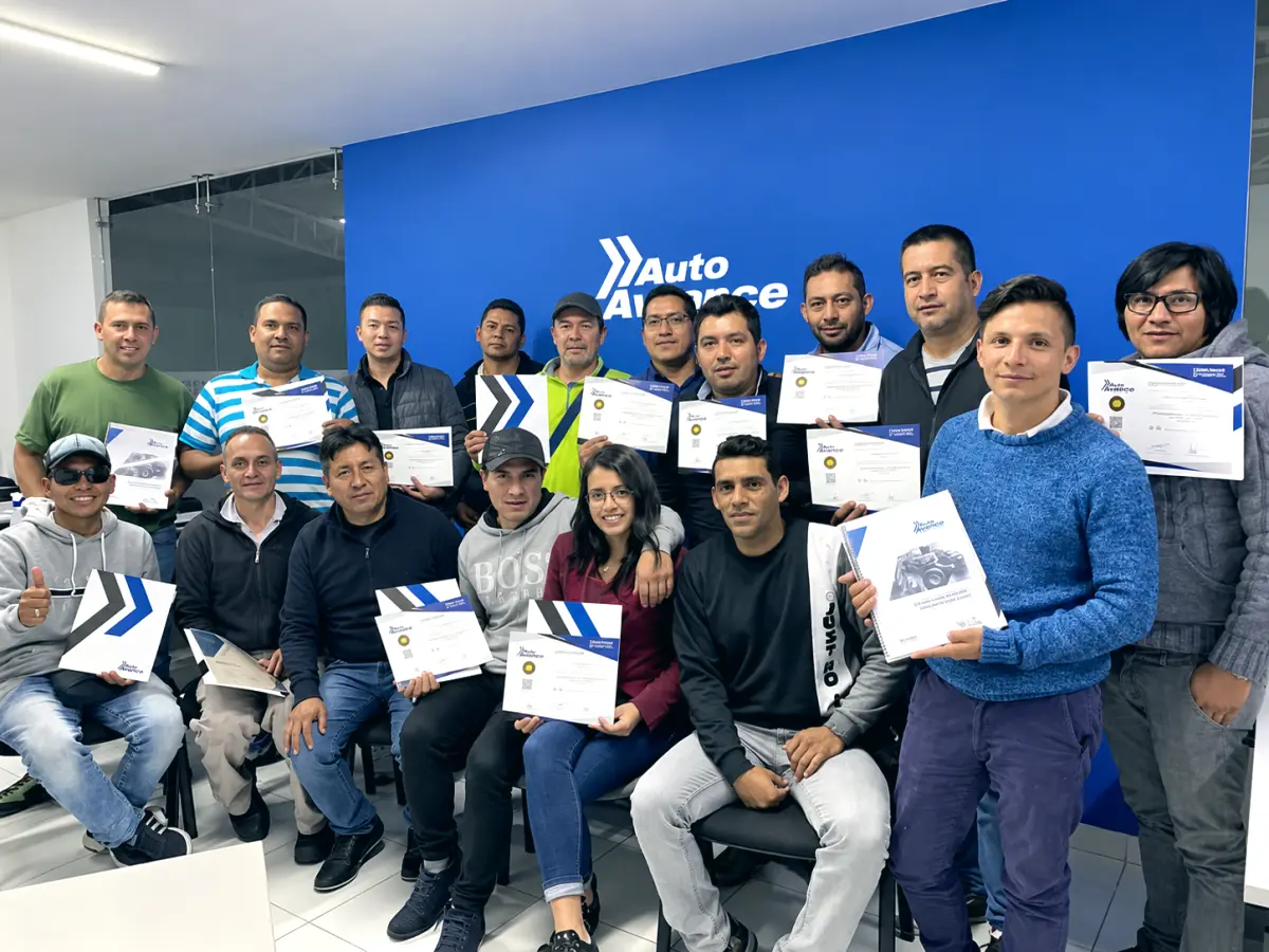Grupo de técnicos con sus certificados de Auto Avance