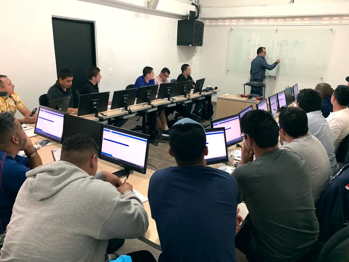 Técnicos trabajando en computadores durante una evaluación