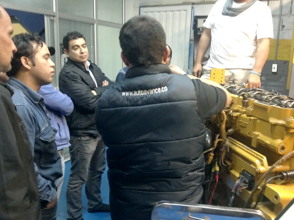 Clase práctica de Auto Avance en un motor diésel de línea pesada