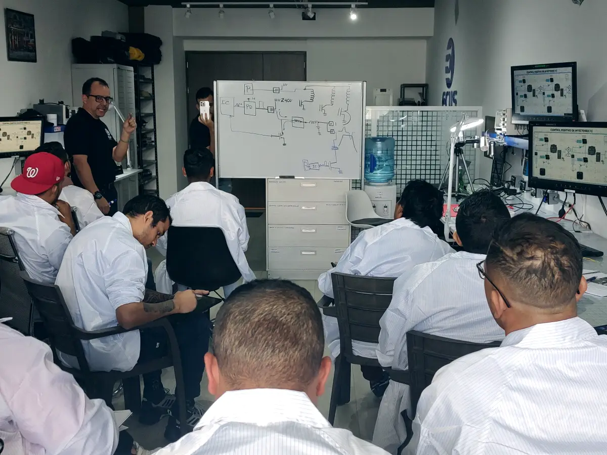 Técnicos en el laboratorio de reparación de computadoras automotrices