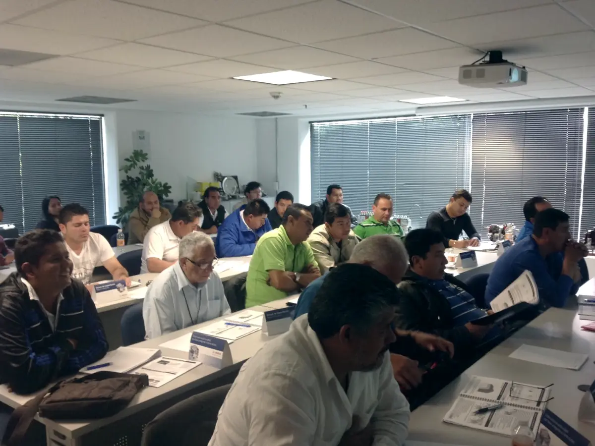 Aula de Auto Avance llena de técnicos durante una clase