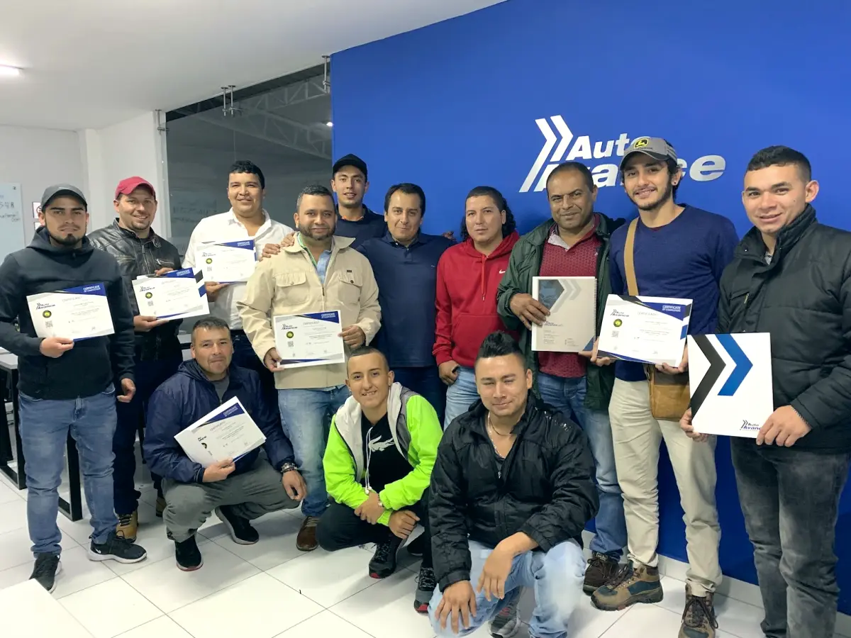 Grupo de técnicos graduados con su certificado de Auto Avance