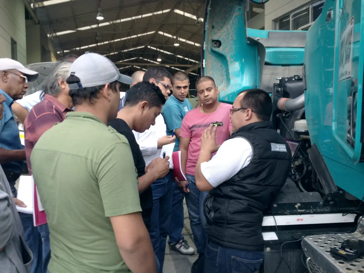 Técnicos en práctica de diagnóstico en un camión